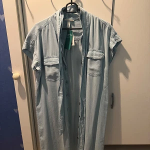 Jeansklänning  - Klänning med tagg kvar från hm