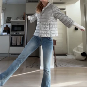  Trekvarts ärmad jacka  - En Herno liknande jacka som jag köpt från Plick men inte använt allas. Fint skick och fin nu till hösten. Pris kan såklart diskuteras🤍