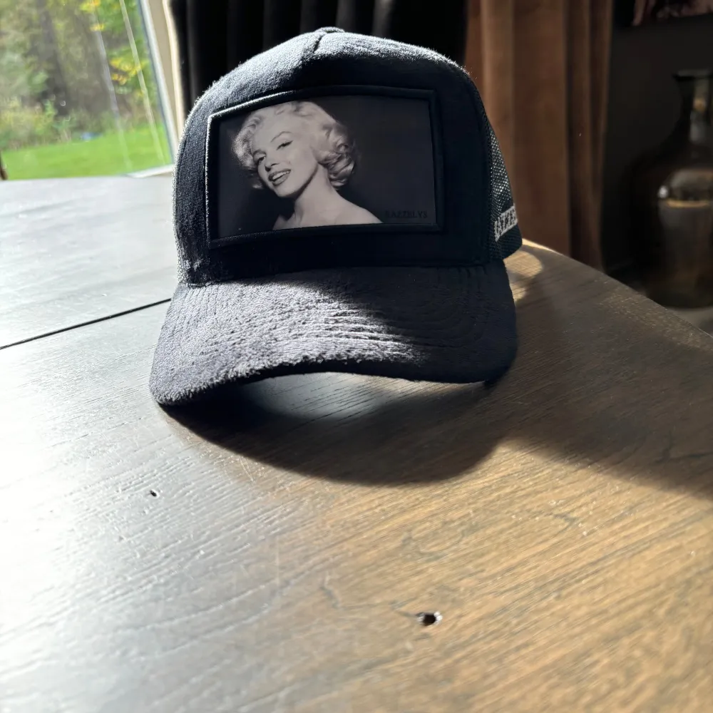 UTFLRSÄLJNING PÅ RAZZELYS KEPSAR. Finns fler i lager så dom som skickas är helt nya!. Asusteet.