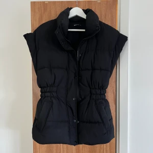 Väst Gina Tricot - Superfin väst från Gina i stl xs. I använt men bra skick. Nypris 599❣️ 
