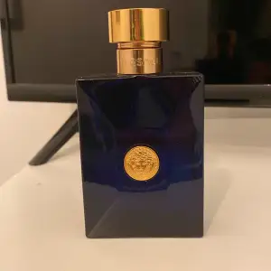 En parfym från Versace. Luktar väldigt gott och funkar året runt. Lite mer än halva kvar. Det är en 100 ml flaska med ungefär 50-60 ml kvar 