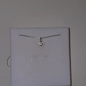 Silver halsband  - Säljer detta fina äkta silver halsband, säljer för jag inte har någon användning för det längre, jätte bra skick precis som nytt💞