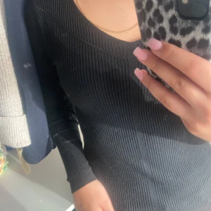 Ribbad söt tröja - En helt ny oanvänd tröja ifrån shein , ribbad och jätte skön i materialet🖤storlek M men skulle 100% passa nån med S också !