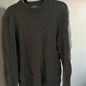 Grå stickad tröja - Säljer denna stickade tröja,Den är i bra skick. Finns inte att köpa längre var jag hittar.  Tvättar innan försäljning!