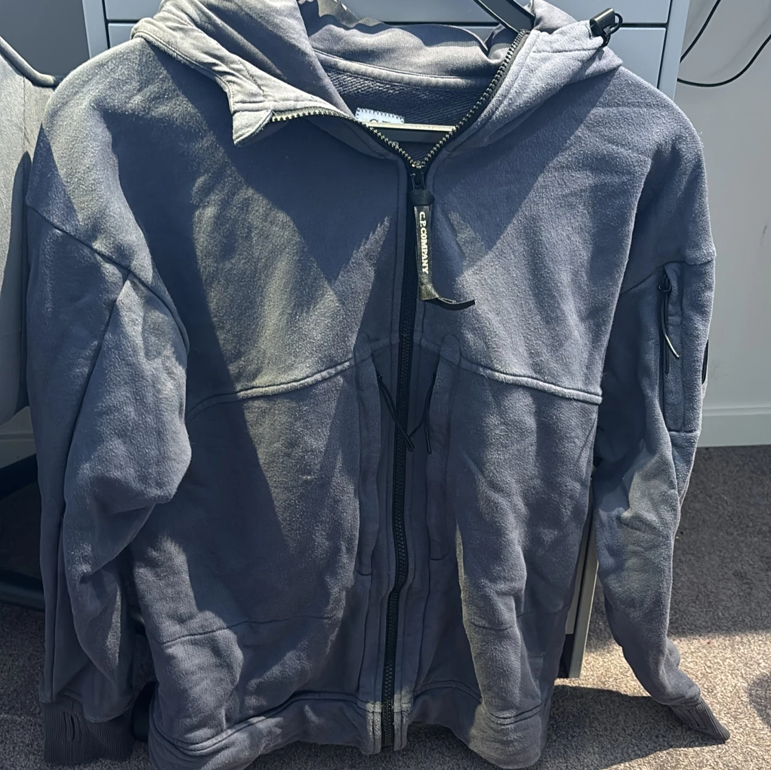 Grå hoodie från C.P. Company