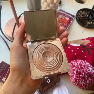 Caia highlighter  - Endast testad med nytvättad borste! Nypris 395!