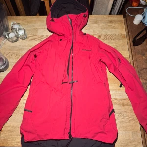 Skidjacka peakperformance xs - Säljer en jätte fin peak fodrad skidjacka i ”lysröd” färgdå jag inte längre har användning för den. Använd några gånger men inget som syns på den, inga märken eller skador på jackan.