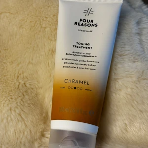 Four Reasons Color Mask Caramel - Four Reasons Color Mask i nyansen Caramel är en toningsbehandling för färgat blont eller ljusbrunt hår. Den ger en lätt gyllenbrun ton, gör håret mjukt och glansigt samt fräschar upp hårfärgen. (Nypris 209)