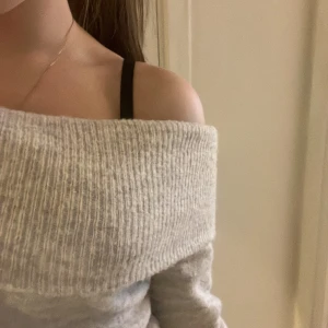 Grå off-shoulder tröja  - Jätte söt grå off-shoulder tröja i storlek S 💕