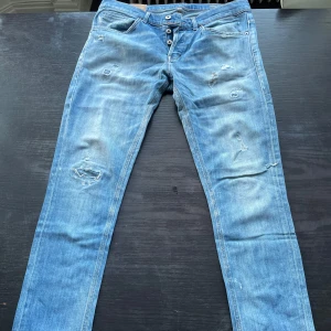 Dondup jeans - Snygga blå jeans från Dondup i skinny fit. De har en klassisk femficksdesign och slitna detaljer på framsidan för en trendig look. Tillverkade i Italien med högkvalitativt denim. Så gått som nya för väldigt bra pris ett par dikrekt från butik kostar 3000 kr. 