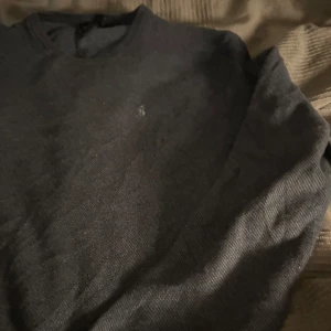 Stickad Ralph Lauren tröja  - |Stickad Ralph Lauren tröja storlek M|  En riktig snygg Ralph lauren tröja som är i toppskick! Kom DM vid funderingar. 
