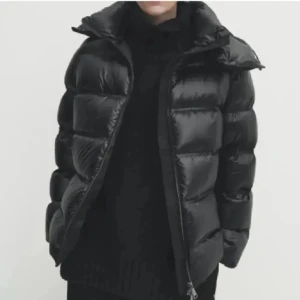 Intressekoll massimo dutti jacka  - Snygg svart pufferjacka med dragkedja och hög krage. Perfekt för kyliga dagar med sin vadderade design som håller dig varm. Jackan har en modern look och passar bra till olika outfits. SÄLJER ENDAST VID BRA BUD! 