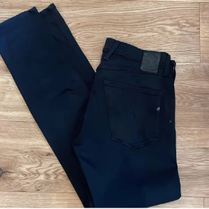 Svarta jeans från Replay - Snygga svarta jeans från Replay i modellen Anbass. De har en slim passform och är tillverkade i ett bekvämt material. Perfekta för en stilren look. Köpta för 1199 helt nya!!!!!