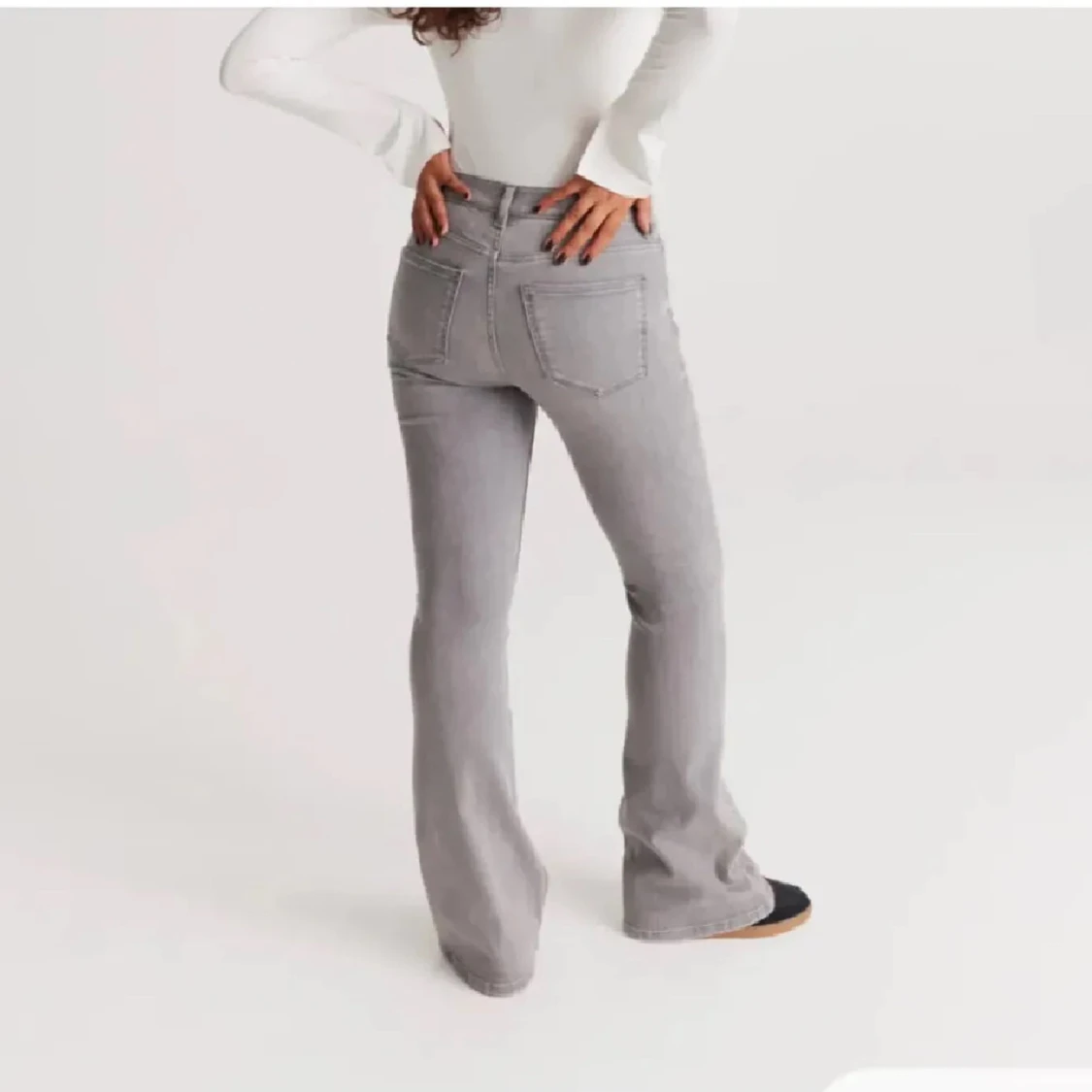 Grå bootcut jeans - 91