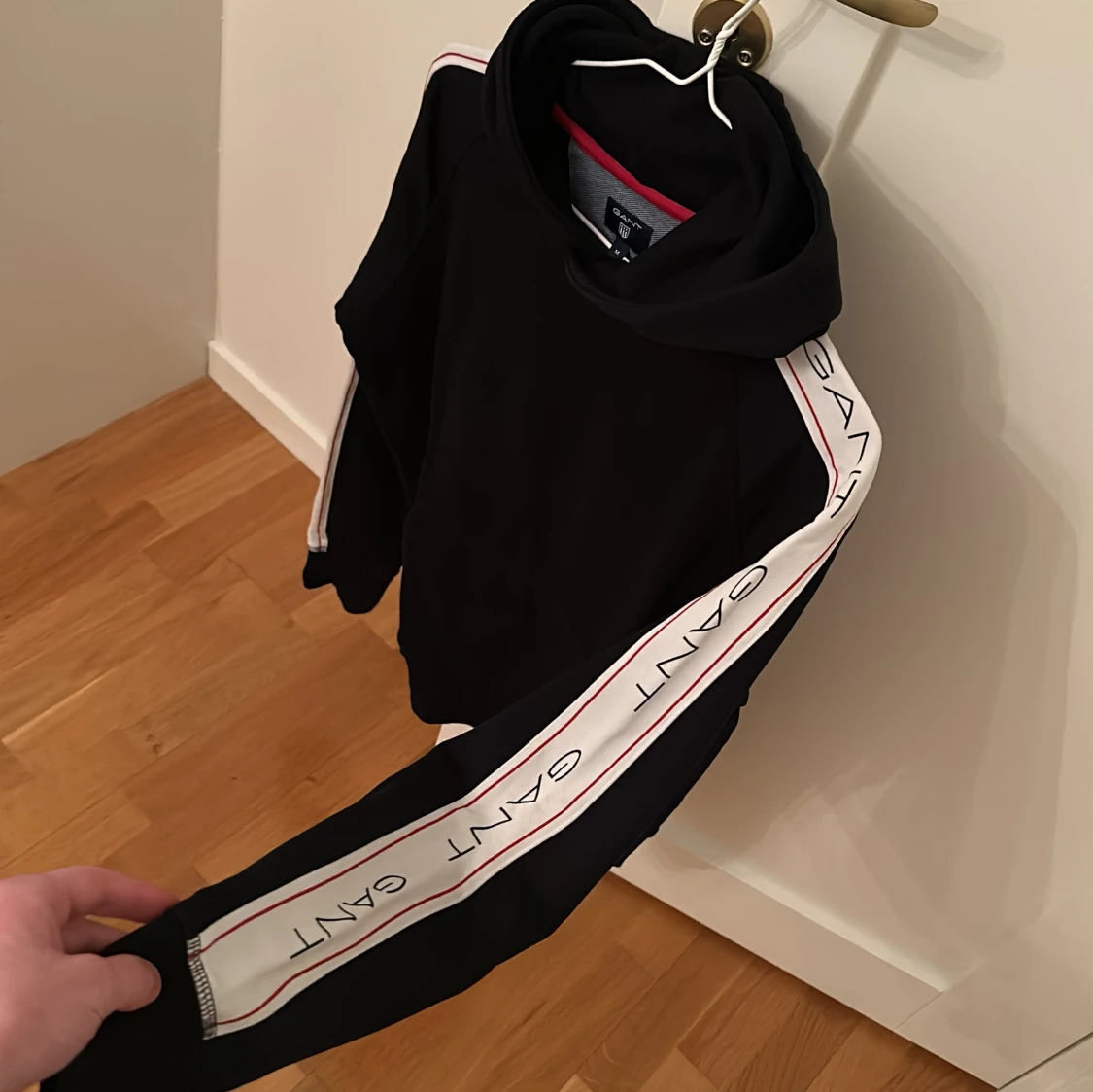 Svart hoodie från GANT - 1