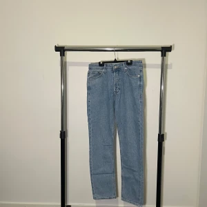 Blå jeans från Jack & Jones - Säljer ett par klassiska blå jeans från Jack & Jones. Modellen är Loose/Chris med en avslappnad passform. Perfekta för en casual look. De har en traditionell femficksdesign och knappgylf. Storlek 29/32