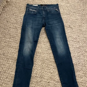 Mörkblå jeans från Replay - Snygga mörkblå Replay Grover jeans med straight fit - slim fit och passar personer mellan 170-178cm . De har en klassisk design med fem fickor och dragkedja. Nypris: ca 1500kr. Priset kan diskuteras vid snabbt köp 👍🏼