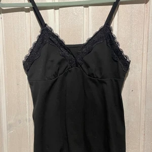 Svart linne - Helt oanvänt svart linne med spets! Pris går att diskutera 💘