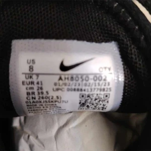 Nike Air Max 270 i svart och vit - Snygga Nike Air Max 270 sneakers i svart med vita detaljer. Skorna har en synlig Air Max-enhet i hälen och en röd sula för extra komfort och stil. Perfekta för både träning och vardag.