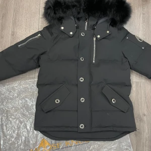 Moose knuckles jacka - Tjena säljer en Moose knuckles jacka i nyskick inga konstigheter med den. Tillkommer med tags samt påse, hör gärna av dig för fler frågor. Inga byten tack!!