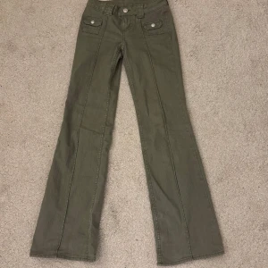 Trendiga gröna jeans från H&M - Snygga olivgröna jeans från H&M Divided. Dem är i strl 32 men passar även som 34, jag är 173 cm och dem är perfekta i längden för mig!! Slutsålda överallt och jätte trendiga!! Skriv om du har några frågor, eller vill ha fler och tydligare bilder!