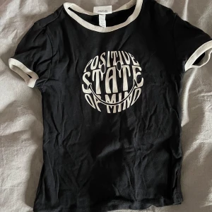 snygg smiley topp - snygg smiley x hm topp! vintage stil och bra kvalitet, inga defekter!🤍 kontakta vid frågor