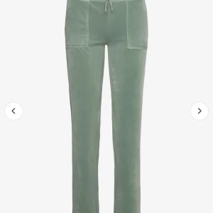 Korallgröna juicy couture byxor - Säljer dessa då dom ej kommer till användning längre. Dom är bekväma och mjuka men det fattas en silverplupp till ena snöret. Byxorna är även lite nedtrampade men utöver det är dom bra.
