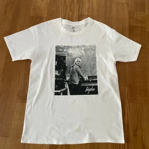 Avicci T-shirt - Vit t-shirt från Jayhu med Avicci tryck på framsidan. Skick 7.5/10, strlk M. Hör av er vid andra frågor 🙌
