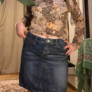 Jeanskjol med fickor - Snygg jeanskjol i klassisk blå denim med två bakfickor och knappdetaljer. Kjolen har en normal passform och är perfekt för en avslappnad stil. Lite tight på mig skulle gissa på storlek 38. 