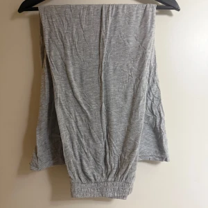 Grå kjol från Bik Bok - Säljer en grå kjol från Bik Bok i storlek S. Kjolen har en elastisk midja och är tillverkade i ett mjukt material för extra komfort. Perfekta för en avslappnad stil.