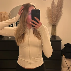 Beige långärmad tröja med dragkedja - Tärningstörja i ljus begie/ kräm vit. Heöt my endast testad på bilden. Råka beställa dubblet och glömde lämna tillbax. Helt ny och super mjukt matrial.