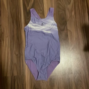 Baddräkt  - Säljer en lila baddräkt från stadium. Baddräkten har öppen rygg vilket man kan se på bilderna och är i storlek 170 men passar även mig som vanligtvis har storlek S. 💕 