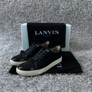 Lanvin Skor  - Tjena! Säljer nu mina snygga skor ifrån Lanvin. Skicket på skorna är 9,5/10. Skorna är i storlek 9 vilket motsvarar runt 43-44. Endast dustbag medföljer! Vid fler frågor/bilder är det bara och höra av sig! 