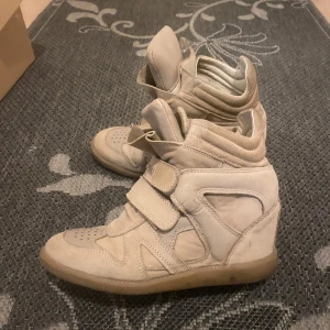 Isabell marant liknande skor - Säljer dessa fina isabell marant liknande skorna 🩷Lite smutsiga men fortfarande i bra skick.              Strl 37🩷                                                                      