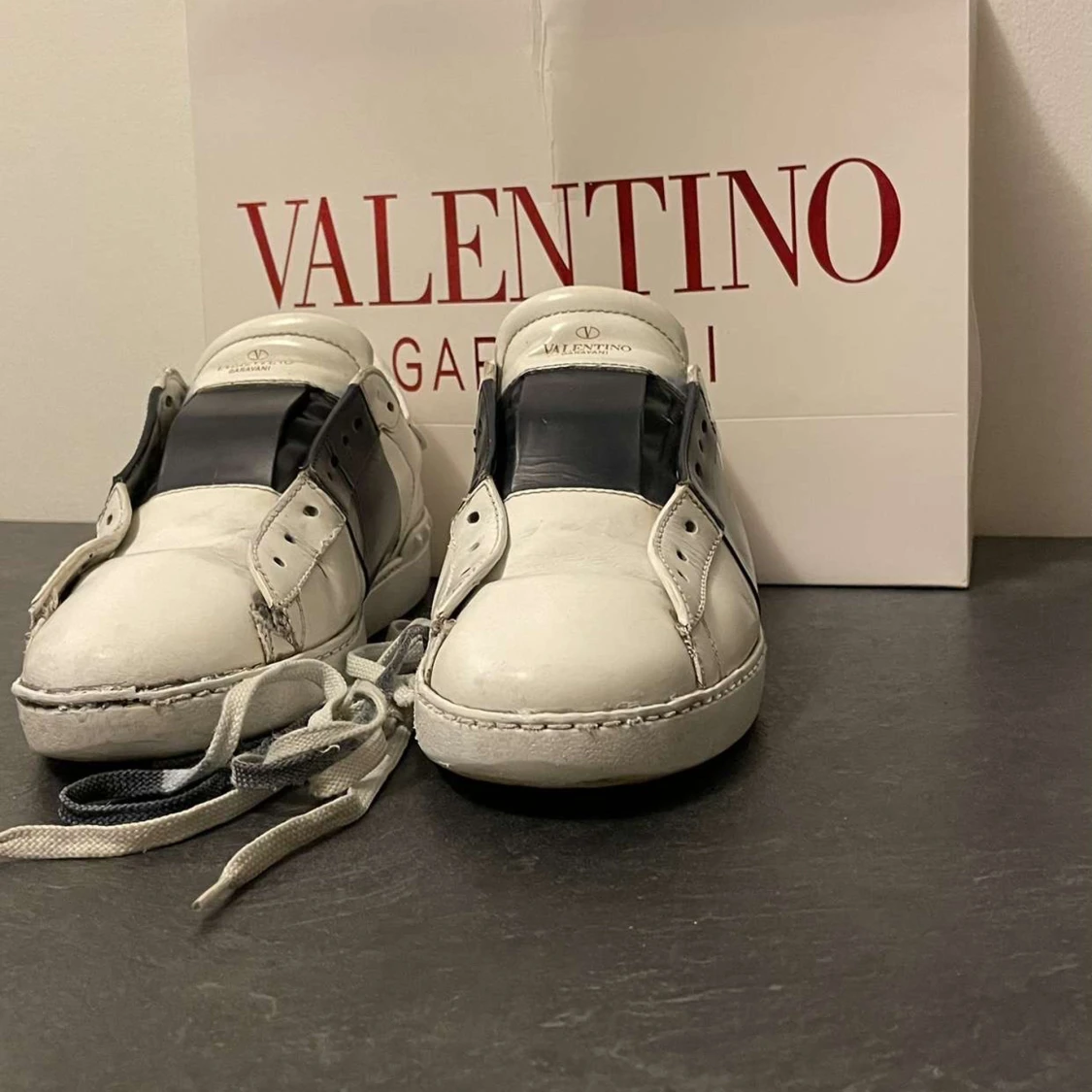 Valentino Garavani sneakers i vitt och svart