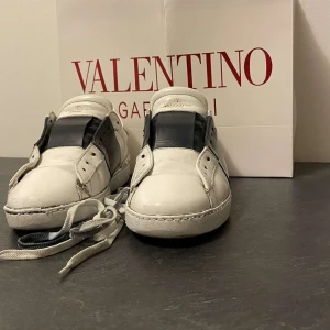 Valentino Garavani sneakers i vitt och svart - Säljer ett par svart vita valentinos i ok skick. Skick 6/10. Box medföljer! Bara att höra av sig vid minsta fundering😀 
