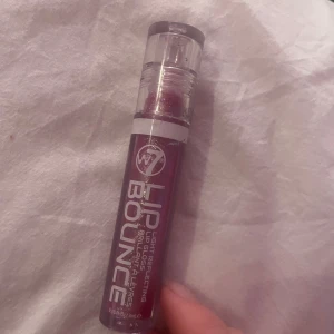 Lip Bounce läppglans från W7 - Säljer ett Lip Bounce läppglans från W7 i en snygg mörkrosa nyans. Jag tycker inte att de är så mycket färg i den mest glossig och glittrig. Har använt den typ 2 gånger bara men gillar mer matt nu. 