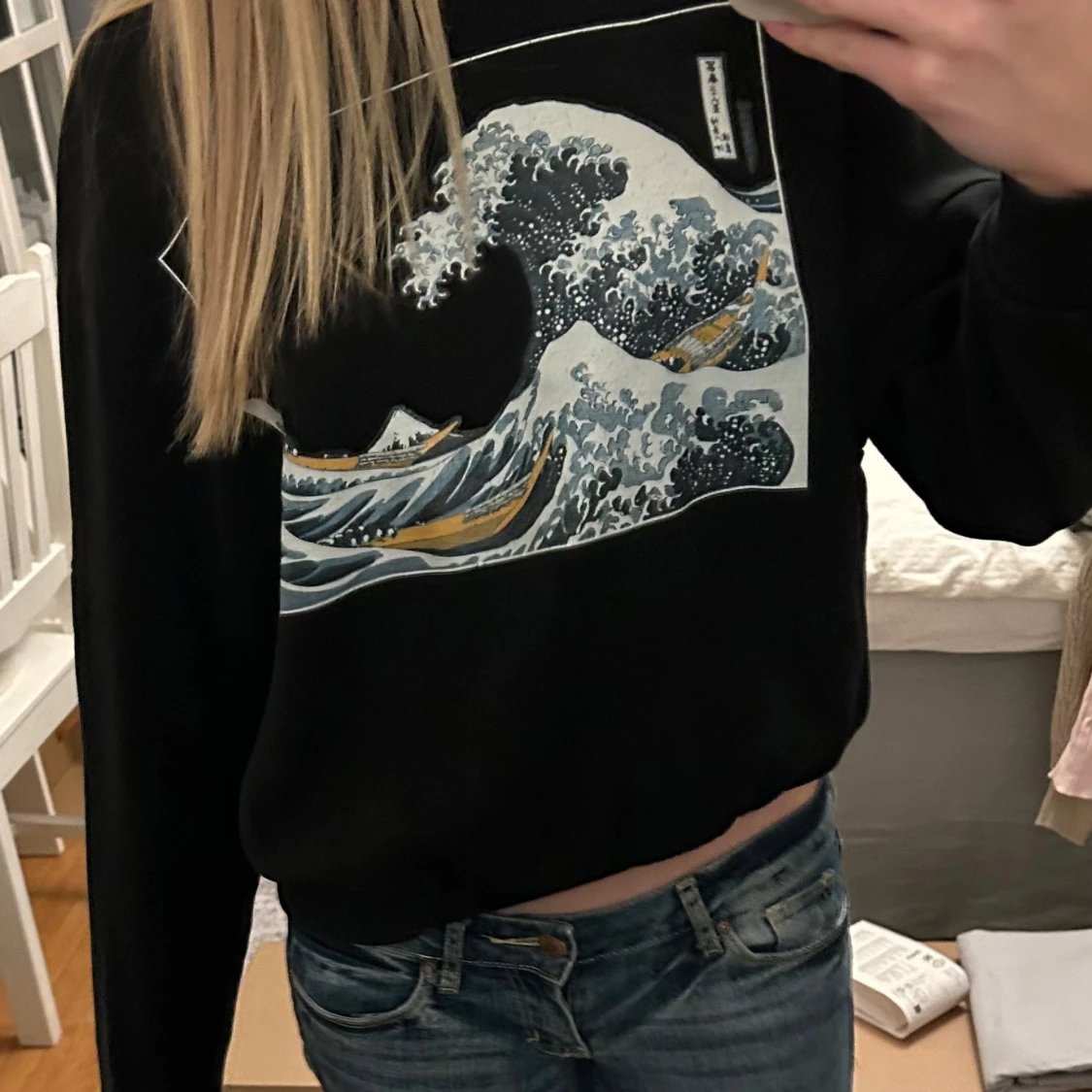 Svart tröja med vågmotiv - 90