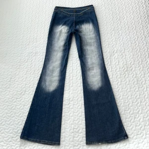 Vintage jeans - Lågmidjade vintage jeans med coola detaljer i storlek xs, midjemått: 72cm beninnerlängd: 80cm 💕