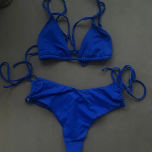 Bikini NAKD S - Helt ny bikini från NAKD. Tyvärr klippt bort lapparna. Man knyter trosorna i sidorna och toppen bakom ryggen. 