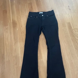 Bootcut jeans med låg midja - Svarta Lågmidjade jeans från Gina Tricot. Jättefina!  Storlek 38 Skriv gärna för fler frågor eller funderingar!❤️