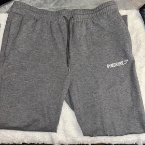 Gymshark långbyxor - Byxor från gymshark. Tajt passform och dragkedja längst ner. 