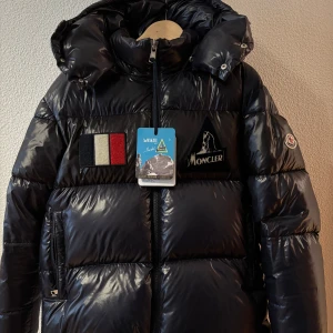 Moncler Gary  - Moncler Gary  Size 4  9/10  Pris 7399  Tags medföljer Vid frågor och funderingar är det bara höra av sig🙌 