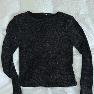 Svart glittrig topp  - Säljer denna svarta glittriga topp från Bik Bok i storlek M. Använd en gång och inga defekter. axelkuddarna går att ta bort! Hör av er vid frågor!❤️