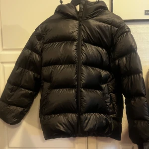 Massimo dutti liknande jacka - Säljer denna Massimo dutti liknande jackan från Lindex. Supervarm och skön. Den har dragkedjor vid axlarna så att man kan ta av ärmarna och ha den som en väst.