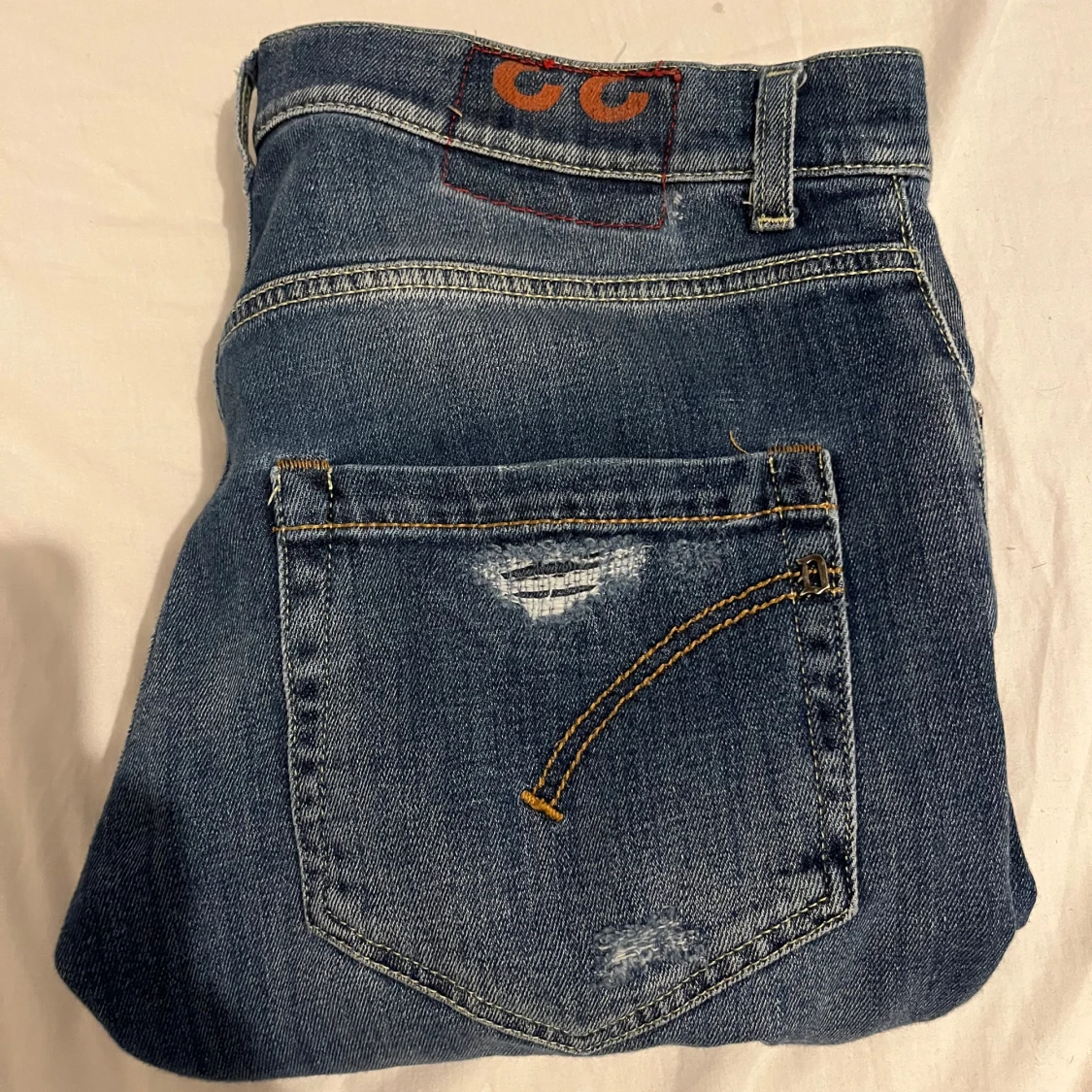 Blå jeans med slitningar