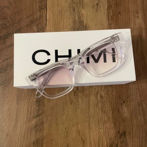  glasögon från Chimi - Snygga transparenta glasögon från Chimi med en modern och stilren design. Säljer dessa då jag inte använder dem. Skicket är väldigt bra. Ny pris 1350 mitt pris 850