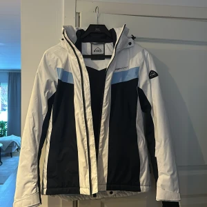 Vit och marinblå jacka från McKinley - Skidjacka använd 1 helg i fjällen. Nyskick 