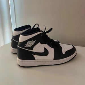 Air Jordan 1 mid - Säljer mina air Jordan 1 mid i storlek 38.5. De är endast använda ett fåtal gånger och är därför i väldigt bra skick. Köpta på zalando. Nypris 1745 kr.