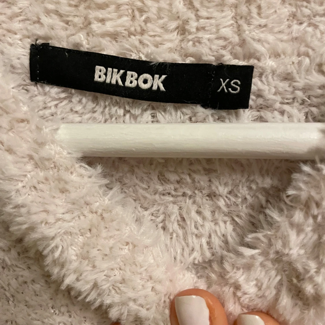 Vit fluffig tröja från BikBok - 2